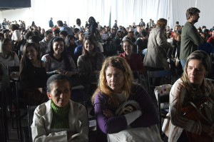 Público assiste atentamente palestras da aula inaugural 