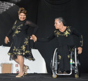 Dançarinos em apresentação de dança em cadeira de rodas empolgam público