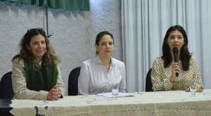 Eliana (à esquerda), Renata e Graciely (á direita) compõem mesa redonda que discute inclusão na sociedade