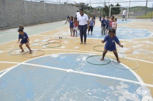 Crianças participam de brincadeiras inclusivas