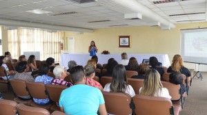 Profª. Lívia Saço ministra palestra em seminário