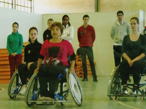 Luciene ensina sobre equilíbrio e manejo em dança de cadeira de rodas